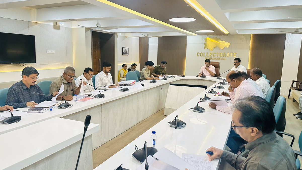 કલેક્ટરશ્રી મિહિર પટેલના અધ્યક્ષસ્થાને આજરોજ જિલ્લાકક્ષાની હિટ એન્ડ રન કમિટીની બેઠક યોજાઈ, જેમાં કેસોની ચર્ચા કરી Compensation to Victims of Hit and Run Motor Accident Scheme, 2022 મુજબ સબંધિતોને વળતર ચૂકવવા આવશ્યક સૂચનો કરવામાં આવ્યાં. <a href="/CMOGuj/">CMO Gujarat</a>