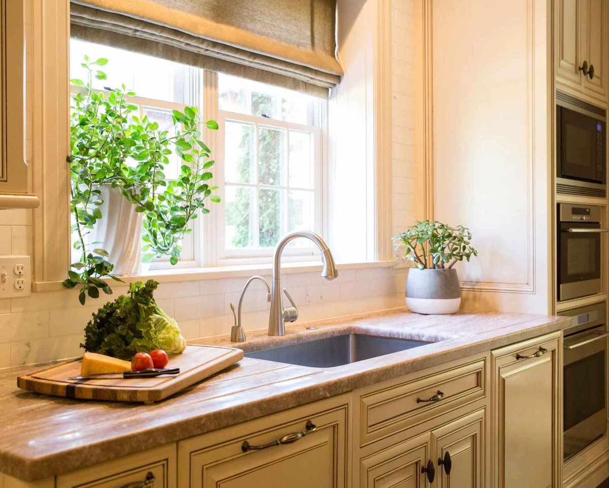 KeyIntDesigner's tweet image. Cedar Rapids&apos; Wiles Design Group blends tradition, function, and warmth in this beautifully appointed kitchen. 

Classic cabinetry, arched millwork, and an island with heirloom character deliver both artistry and everyday usability. 

bit.ly/3Y5GiYx