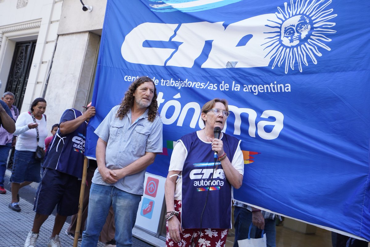 ¡Movemos en Posadas y en Buenos Aires también!

Una comitiva de compañeras y compañeros de la Central se concentró en las puertas de la Casa de la Provincia de Misiones para rechazar la persecución de Mónica Gurina y Leandro Sánchez, dirigentes de la CTA misionera. 

Hoy comenzó