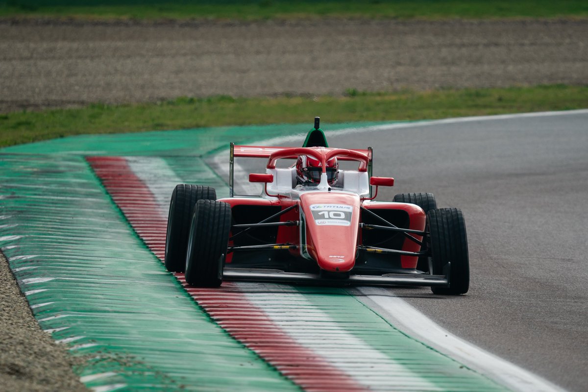 🔴 ÖZEL | Michael Schumacher'in eski yarış mühendisi ve Ferrari'nin baş mühendisi Luca Baldisseri, F4'te yarışacak temsilcimiz Alp Aksoy'a dair konuştu:

🗣️ ''Alp ilk kez Paul Ricard pistine çıktığı anda çok hızlı başlamıştı. Yeteneği var ve hızlı bir pilot, bunlar önemli şeyler.