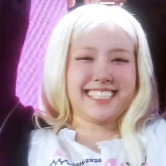 _hajikeru's tweet image. อั่ยอ้วนมาก ยิ้มให้แฟนคลับจนเหนียงออก แฟนคลับต้องมานั่งแปะหัวใจปิดเหนียงเซฟศิลปินอีก เอ่นดุ55555555555555555