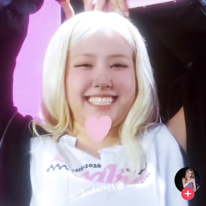 _hajikeru's tweet image. อั่ยอ้วนมาก ยิ้มให้แฟนคลับจนเหนียงออก แฟนคลับต้องมานั่งแปะหัวใจปิดเหนียงเซฟศิลปินอีก เอ่นดุ55555555555555555