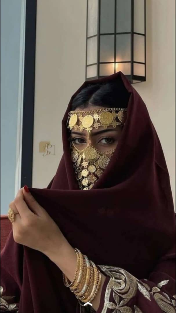 *يالله عسى الوقت يمضي على خير*
*وكل الأمور اللي على البال تفرج*
*وتشرق لنا شمس الأمل بالتباشير*
*وتجعل لنا من ضيقة الصدر مخرج*