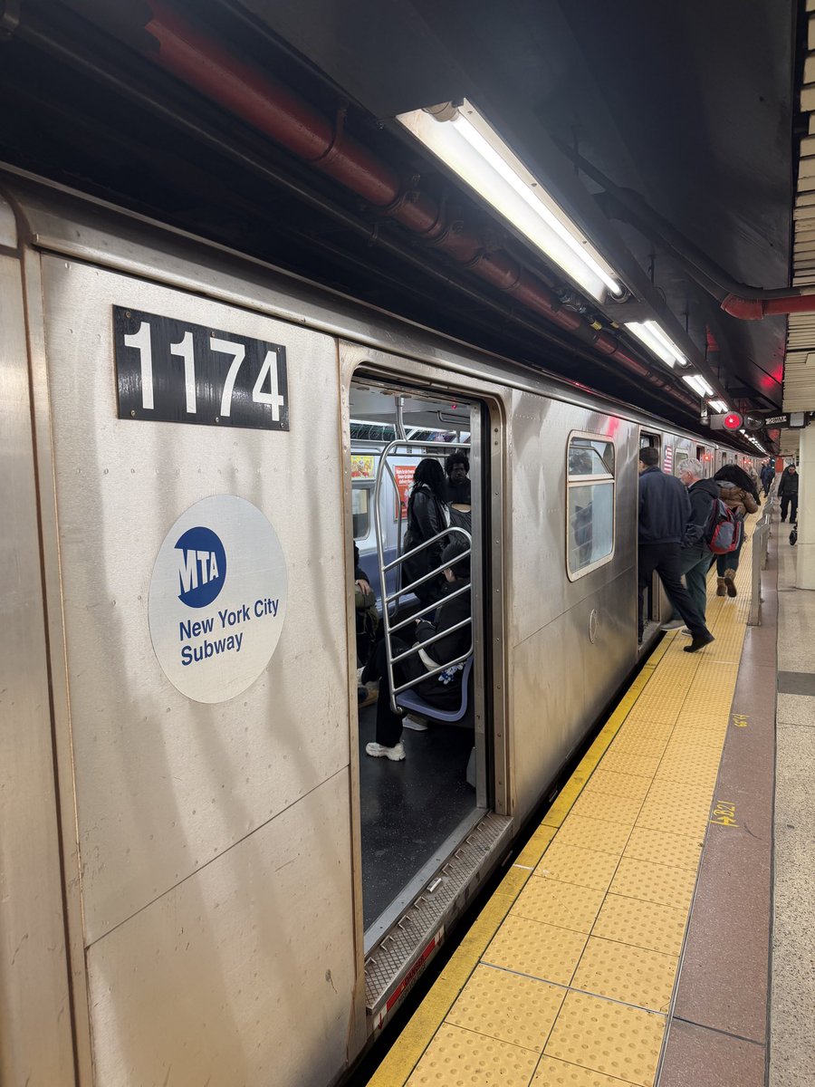 hkshinkansen's tweet photo. @MTA @NYCTSubway there is poop 💩inside car 1174 running on the 4 train heading north. The whole car smell. https://t.co/6ET5hInB1E