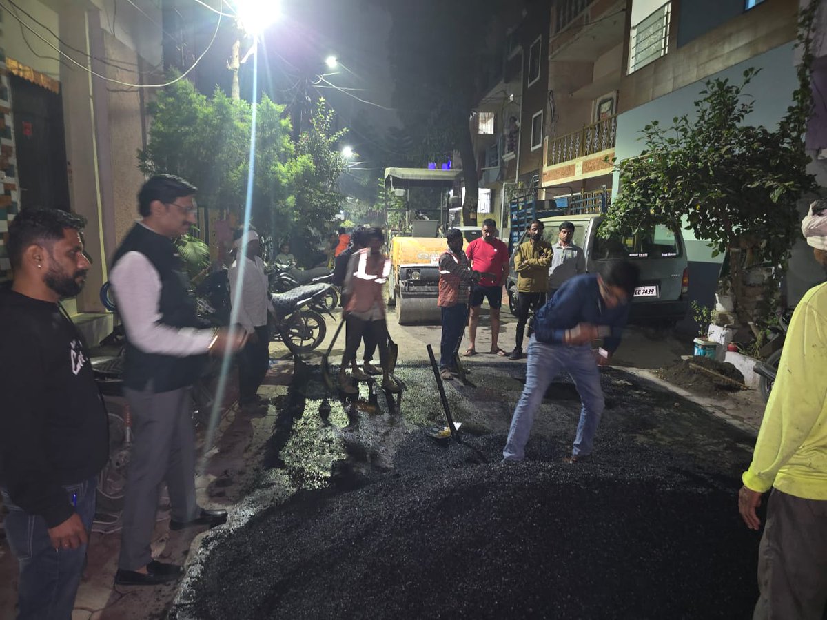 JeetuYadavOnlin's tweet image. &quot;मेरा वार्ड मेरा परिवार, 
निरन्तर विकास ही हमारा लक्ष्य है&quot;

वार्ड के रहवासियों को सुविधा प्रदान करने की दृष्टि से वार्ड के सर्वहारा नगर गली न 5 के रोड डामरीकरण कार्य का निरीक्षण किया औऱ वार्ड के परिवारजनों से मुलाकात की!