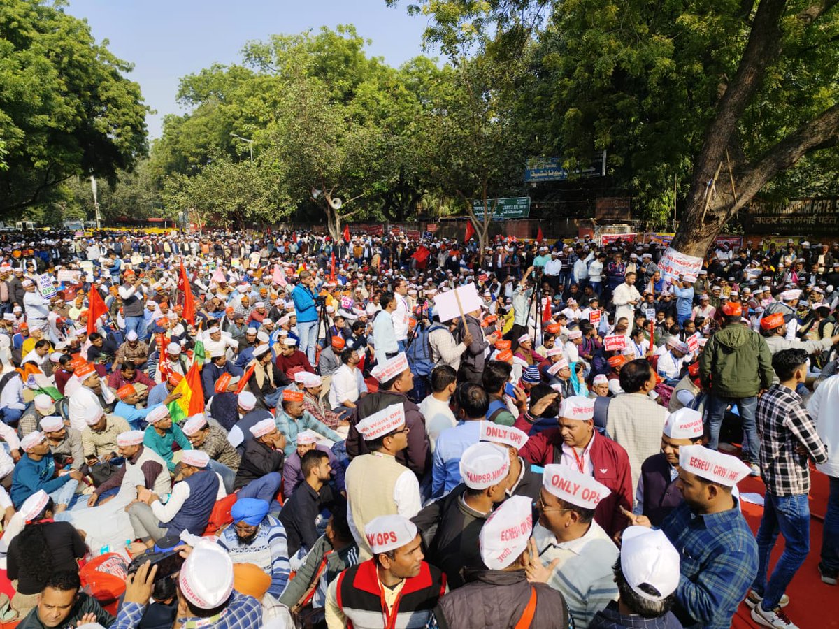 जंतर - मंतर पर उमड़ा जनसैलाब....

#NoNPS_NoUPS_OnlyOPS 
#पुरानी_पेंशन_बहाल_करो 
#RestoreOldPension 

#विजेन्द्र_धारीवाल