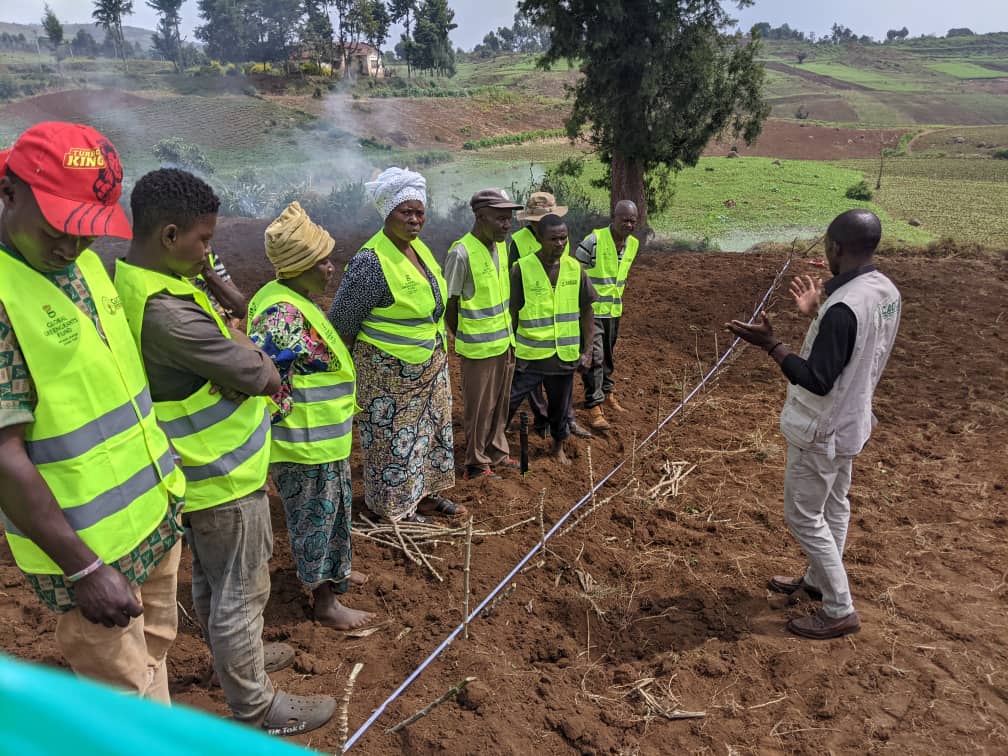 Dimrcongo's tweet image. Modern agriculture training for rural small farmers on the mission to eradicate hunger and malnutrition in rural households . Thanks our brave pascal for the hardwork