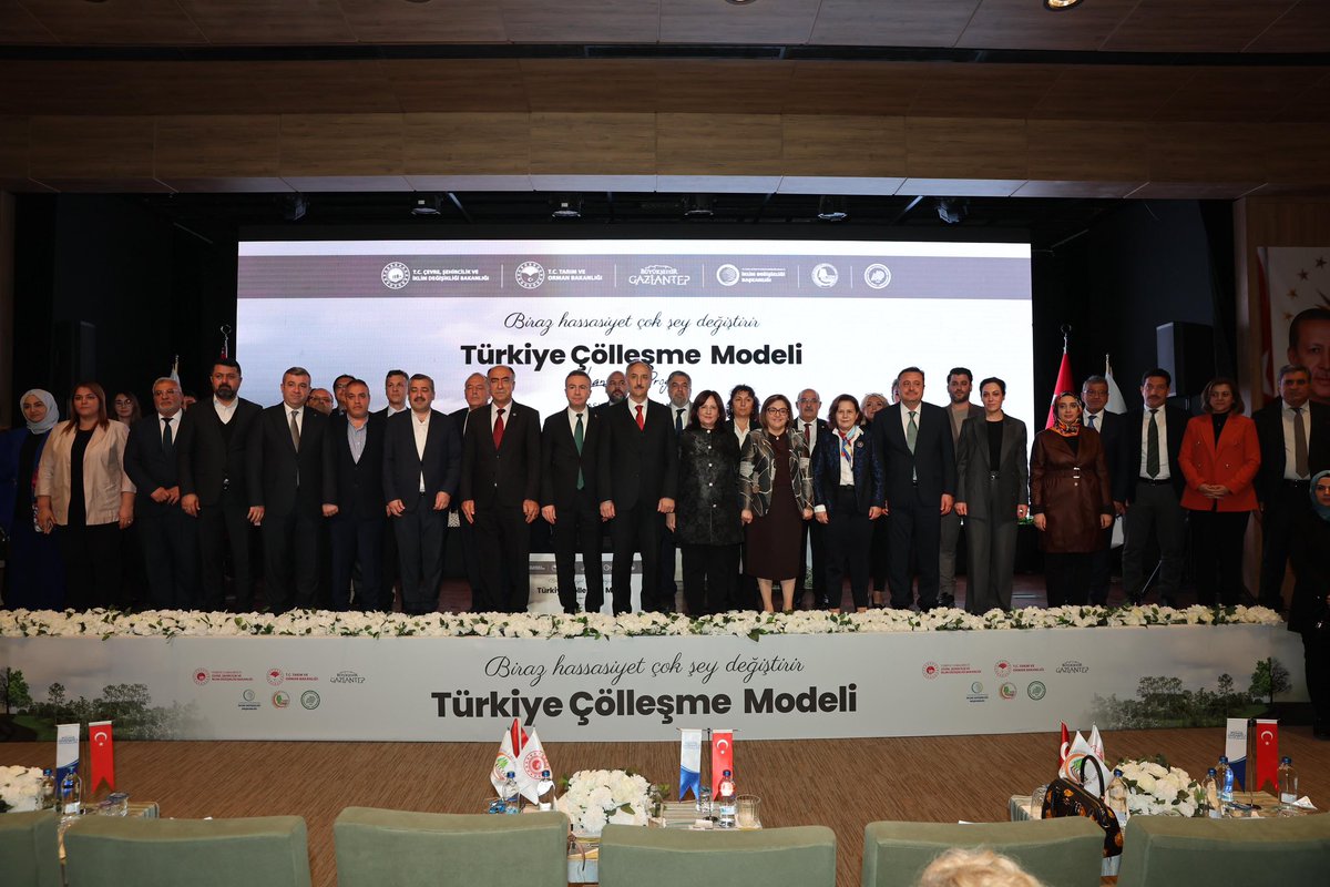 GaziantepBeld's tweet photo. Gaziantep Büyükşehir Belediyemiz ev sahipliğinde gerçekleştirilen Türkiye Çölleşme Modeli Lansmanında ülkemizin çölleşme hassasiyeti güncel verilerle paylaşıldı.

Programa Çevre, Şehircilik ve İklim Değişikliği Bakan Yardımcımız Fatma Varank, Dışişleri Bakan Yardımcımız Büyükelçi Berris Ekinci, Valimiz Kemal Çeber ve Başkanımız Fatma Şahin katıldı.

📌 Ülke topraklarının %16,92’si çölleşmeye karşı “çok yüksek” hassasiyet grubunda.
📌 Bakanlık ile Büyükşehir Belediyemiz arasında Yapay Zekâ Destekli Analiz ve Modelleme Projesi iş birliği protokolü imzalandı.

Gaziantep olarak iklim değişikliğiyle mücadelede örnek adımlar atmaya devam ediyoruz.