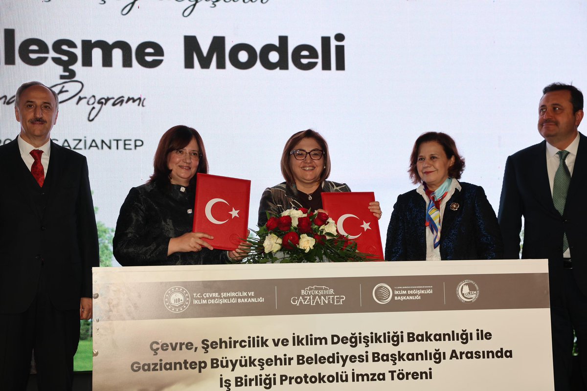 GaziantepBeld's tweet photo. Gaziantep Büyükşehir Belediyemiz ev sahipliğinde gerçekleştirilen Türkiye Çölleşme Modeli Lansmanında ülkemizin çölleşme hassasiyeti güncel verilerle paylaşıldı.

Programa Çevre, Şehircilik ve İklim Değişikliği Bakan Yardımcımız Fatma Varank, Dışişleri Bakan Yardımcımız Büyükelçi Berris Ekinci, Valimiz Kemal Çeber ve Başkanımız Fatma Şahin katıldı.

📌 Ülke topraklarının %16,92’si çölleşmeye karşı “çok yüksek” hassasiyet grubunda.
📌 Bakanlık ile Büyükşehir Belediyemiz arasında Yapay Zekâ Destekli Analiz ve Modelleme Projesi iş birliği protokolü imzalandı.

Gaziantep olarak iklim değişikliğiyle mücadelede örnek adımlar atmaya devam ediyoruz.