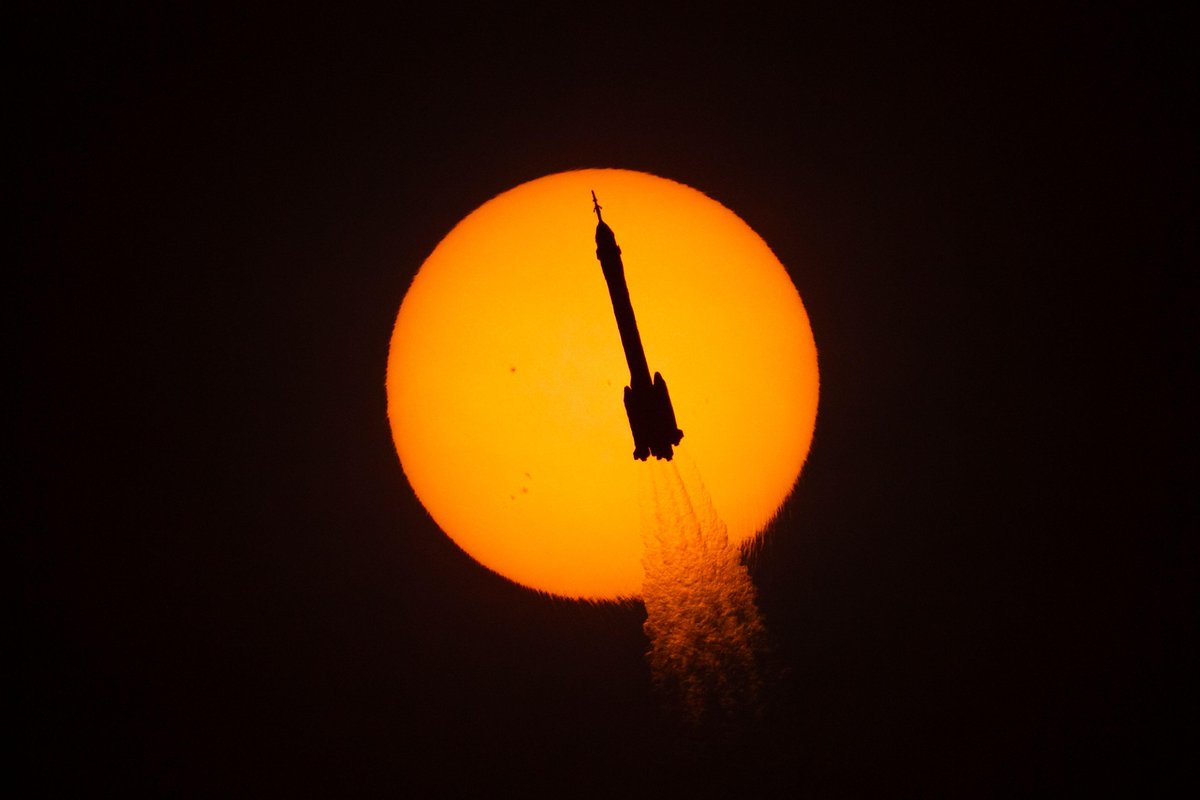 Alamy_Editorial's tweet image. A Long March-2F Y22 rocket carrying the Shenzhou-22 spaceship blasts off from the Jiuquan Satellite Launch Centre in northwest China.

Image ID: 3D7D9HT /Xinhua/Alamy Live News  

 #Shenzhou22 #RocketLaunch