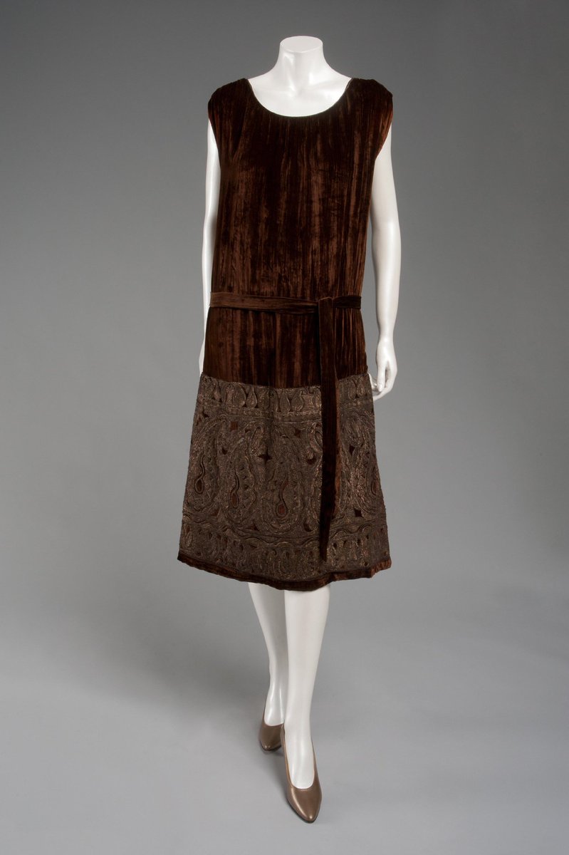 vickyhaddock's tweet image. This week&apos;s #TwentiesTuesday garment is this c. 1925 dark brown silk velvet dress with belt designed by Vitaldi Babani for the House of Babani. The skirt is decorated with gold and silver metallic thread embroidery. @visitpham collection. #fashionhistory