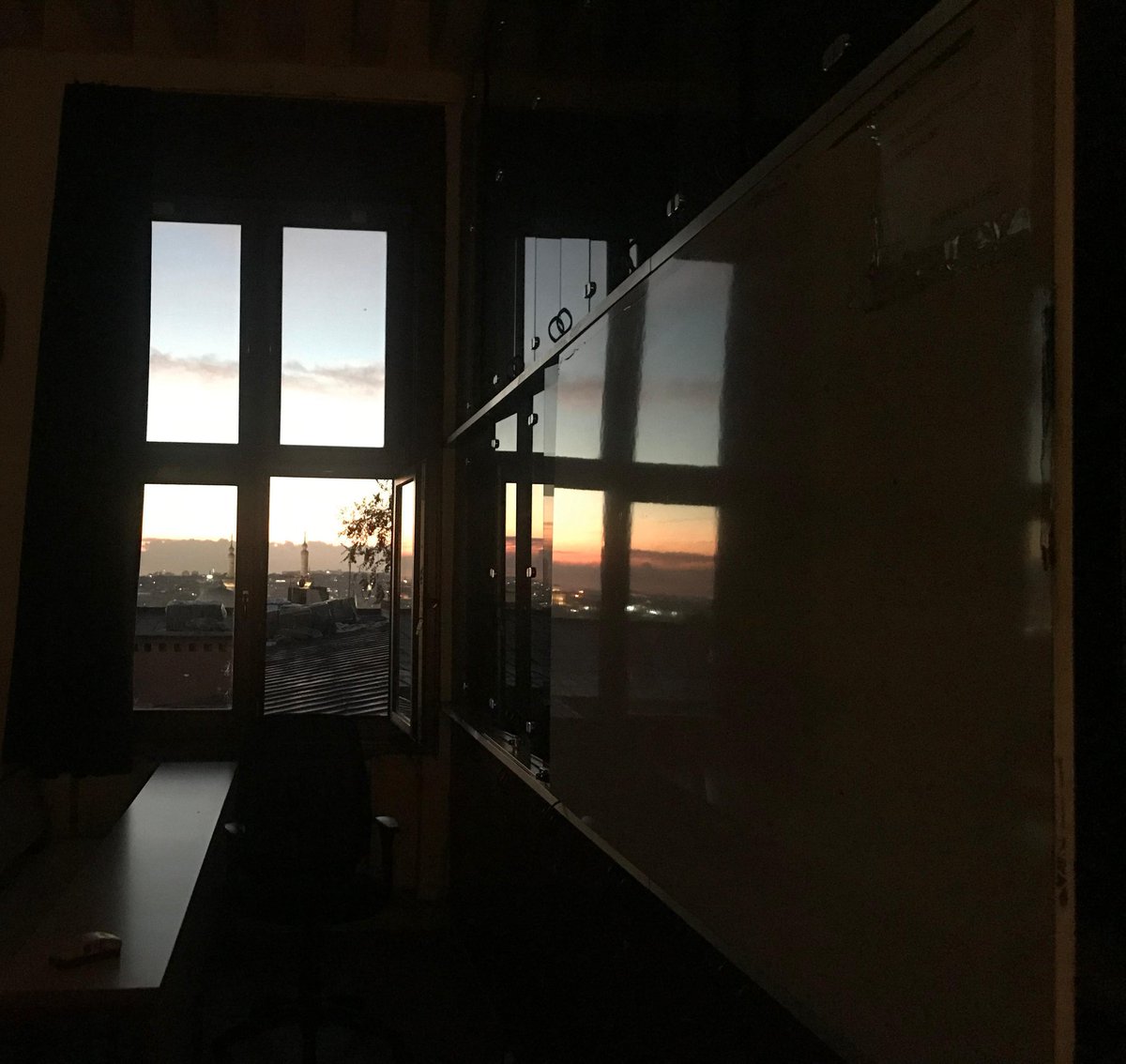 Güneşin doğuşunu pencerelerinden izlemek için sabah 08.00'de derse geliyoruz. :)