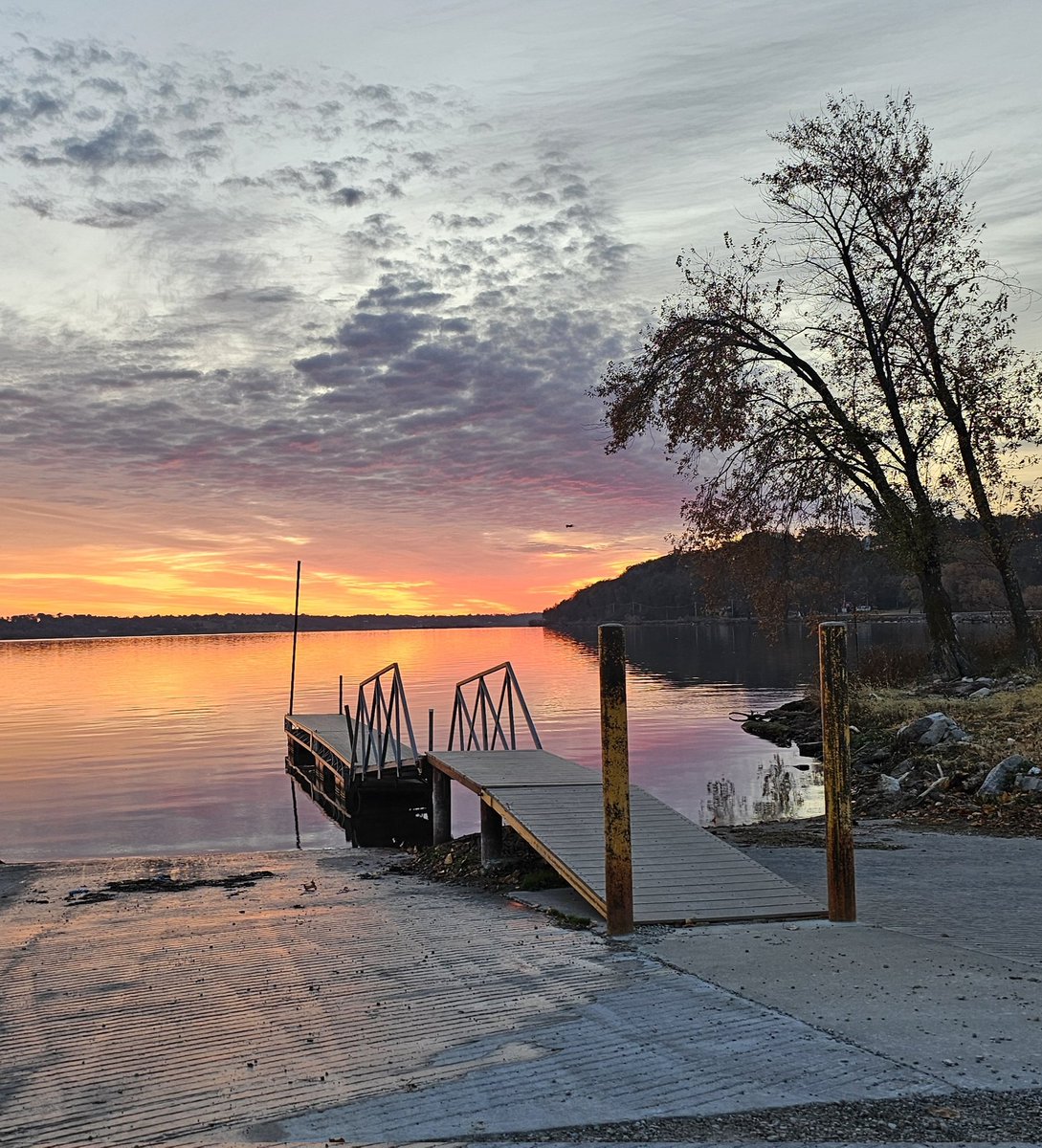 Todd1963's tweet photo. Sunrise over the Mississippi River is often quite beautiful! https://t.co/WQdr2c1MKc