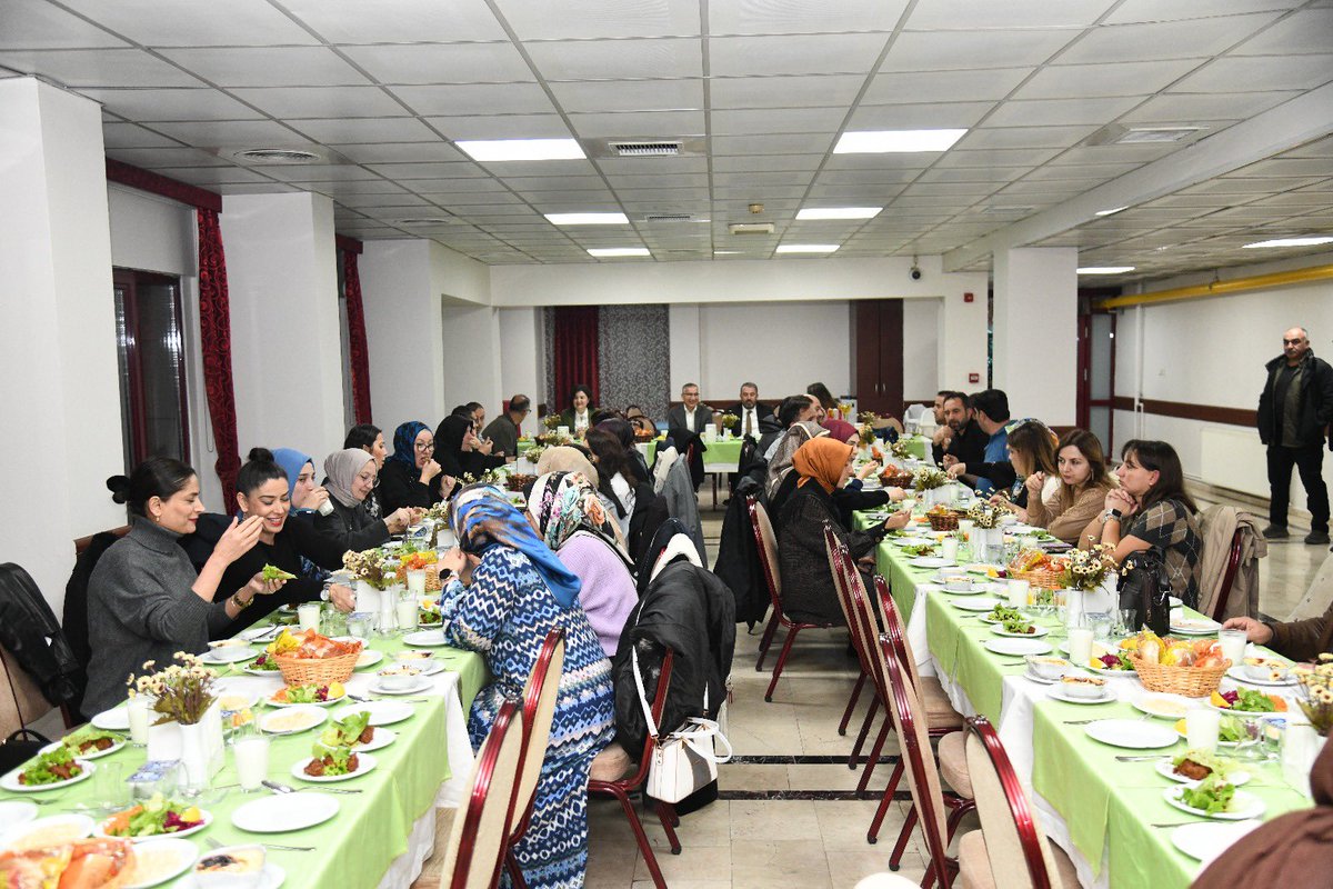 Ertugrulcetin06's tweet photo. Pursaklar Kız Mesleki ve Teknik Anadolu Lisesi tarafından düzenlenen Öğretmenler Günü yemeğinde İlçe Kaymakamımız Sayın Üzeyir Aziz Özeren ile beraber öğretmenlerimizle bir araya geldik. Okul idaresine nazik davetleri için teşekkür ederim. 

#pursaklar #salı https://t.co/rh6dRcI8At