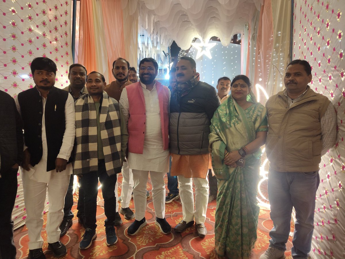 सपा नेता श्री प्रमोद यादव जी (पिपरा हिक्का) के यहां आयोजित वैवाहिक कार्यक्रम में सम्मिलित होकर परिजनों को बधाई एवं शुभकामनाएं प्रेषित किया।
