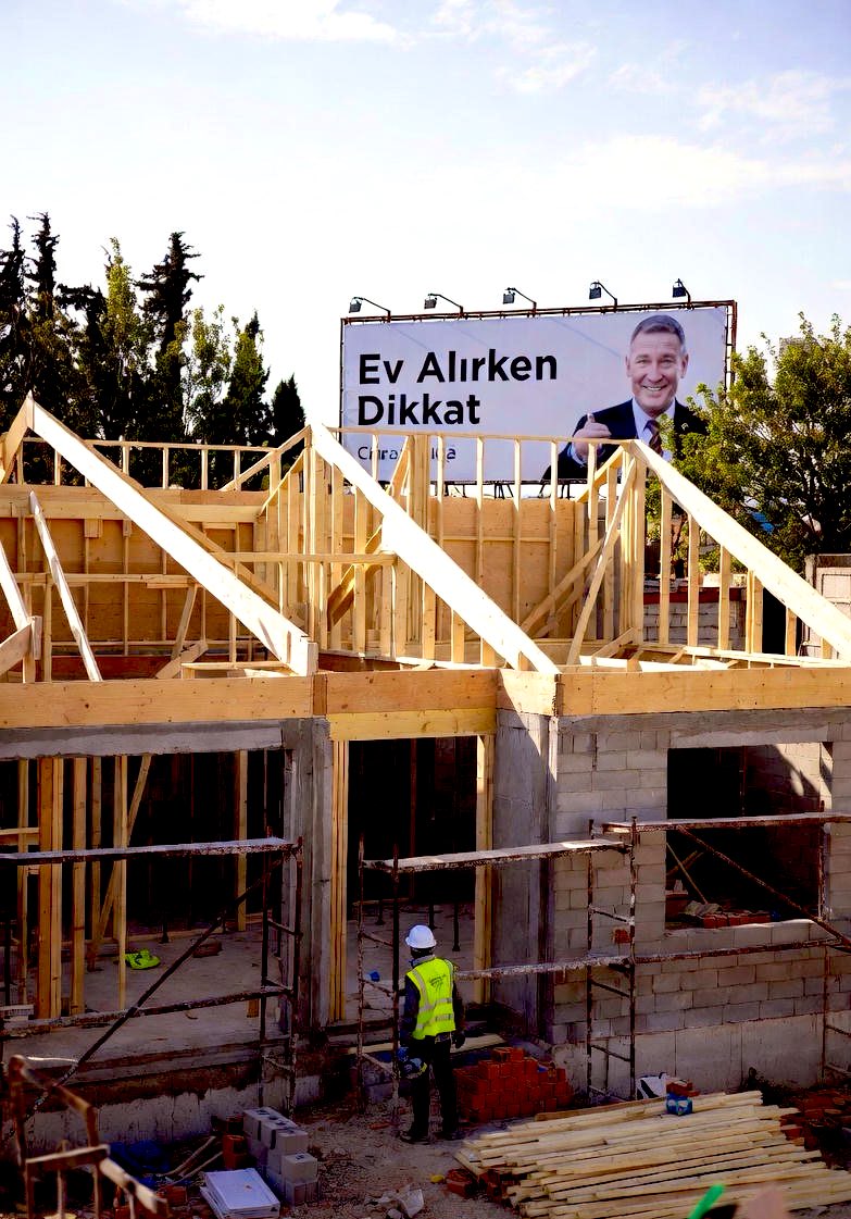 🚨 EV ALACAKLAR, 1 DAKİKANIZI AYIRIN! KAYBETMEK İSTEMİYORSANIZ OKUYUN! 🚨
Karpuz alırken “vuruyorum, dinliyorum, kokluyorum, tartıyorum” diye 15 dakika uğraşan adam,
5-10 milyonluk evi 1 günde “güzelmiş, alalım” diye alıyor…
Sonra da tapuda, ruhsatta, iskan’da, kat mülkiyetinde