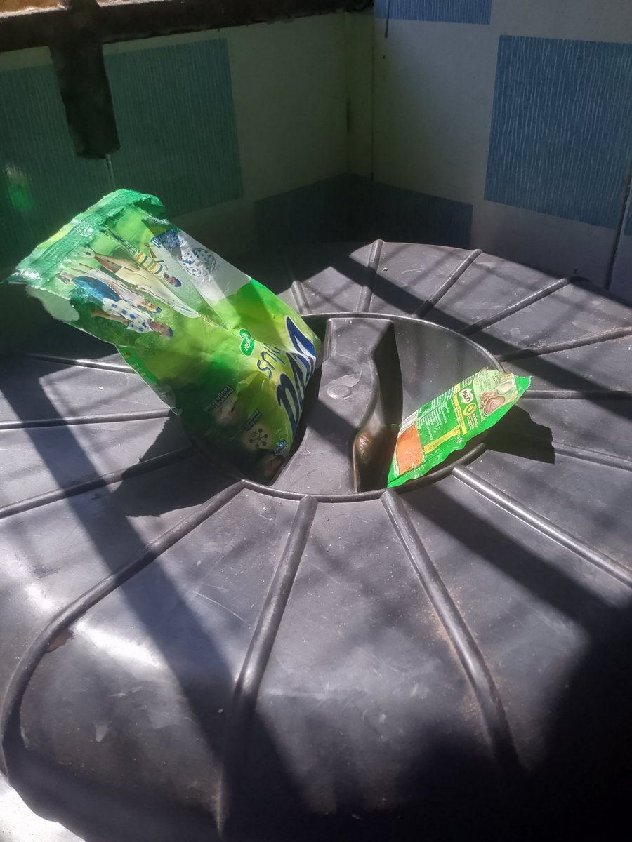 ogcvisualz's tweet image. Designers, what do you see in this image or rather explain this image in Design terms ⚡😂
Mine: design balance based on scale of elements 🥲