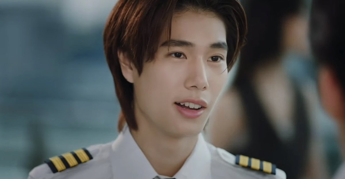 hamburggers's tweet image. โอ๊ะะะ ขอใช้ความรู้ที่เรียนมา ปกติเที่ยวบินพานิชย์จะต้องมีนักบิน2คน ต้องมีกัปตันและผู้ช่วยนักบิน จาก stripe ที่บ่าหรือตรงแขนพี่ปอนด์มี4ขีดจะเป็นตำแหน่งกัปตัน ส่วนภูวินมี3ขีดเป็นผู้ช่วยนักบิน แต่ไม่ว่าตำแหน่งอะไรก็เป็นนักบินหมด เขินกว่าเดิมอีก กัปตันกับผู้ช่วย โฮกกกกกกกกกกกก