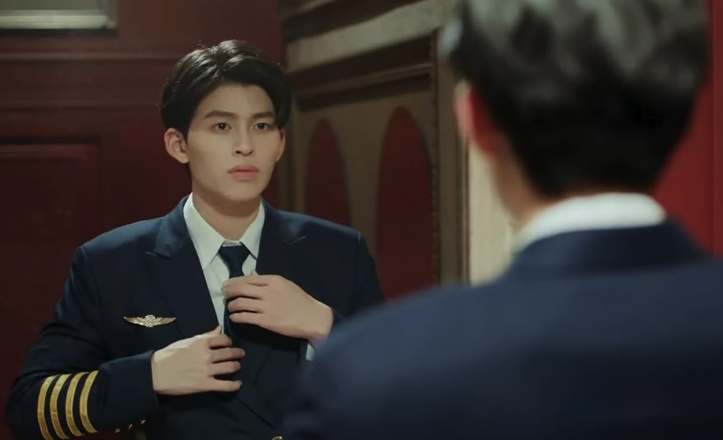 hamburggers's tweet image. โอ๊ะะะ ขอใช้ความรู้ที่เรียนมา ปกติเที่ยวบินพานิชย์จะต้องมีนักบิน2คน ต้องมีกัปตันและผู้ช่วยนักบิน จาก stripe ที่บ่าหรือตรงแขนพี่ปอนด์มี4ขีดจะเป็นตำแหน่งกัปตัน ส่วนภูวินมี3ขีดเป็นผู้ช่วยนักบิน แต่ไม่ว่าตำแหน่งอะไรก็เป็นนักบินหมด เขินกว่าเดิมอีก กัปตันกับผู้ช่วย โฮกกกกกกกกกกกก