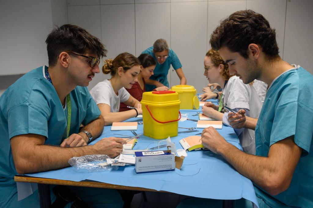 simclinicbcn's tweet image. 🎉 Èxit del Taller de Sutures i Guixos R1! 🩹🦴
​Els nostres #residents (COT, MF, Reha, Maxil·lo) han perfeccionat tècniques de sutura i aplicació de guixos. Una #formació pràctica clau per a la seguretat i qualitat assistencial dels nostres pacients.
​#SimClínic #SomClínic