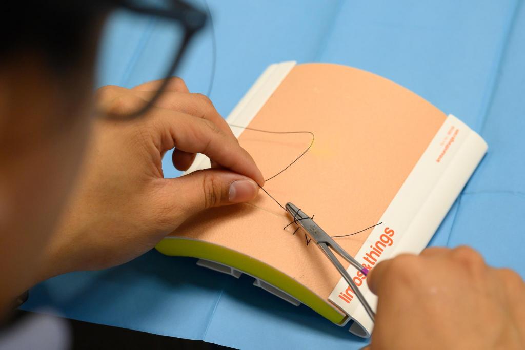 simclinicbcn's tweet image. 🎉 Èxit del Taller de Sutures i Guixos R1! 🩹🦴
​Els nostres #residents (COT, MF, Reha, Maxil·lo) han perfeccionat tècniques de sutura i aplicació de guixos. Una #formació pràctica clau per a la seguretat i qualitat assistencial dels nostres pacients.
​#SimClínic #SomClínic