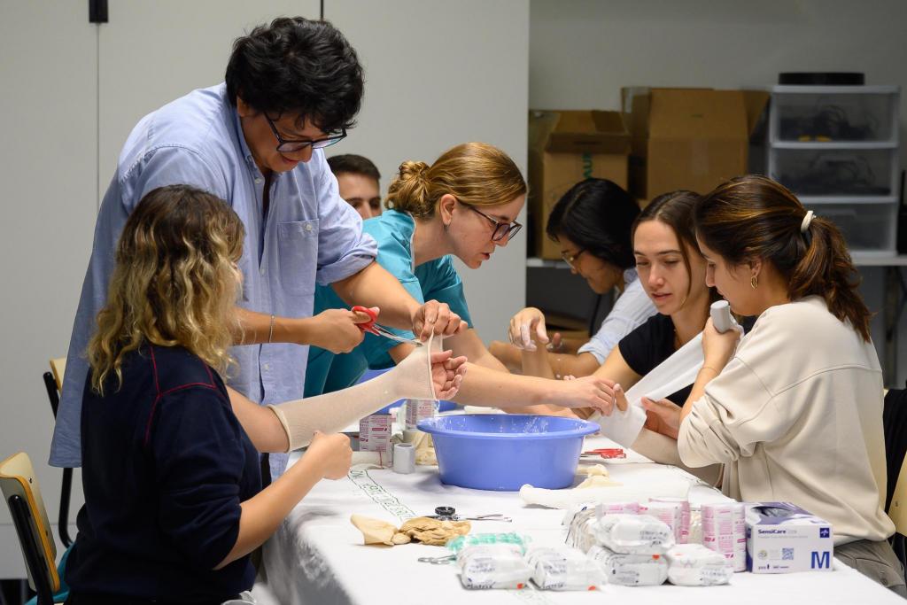simclinicbcn's tweet image. 🎉 Èxit del Taller de Sutures i Guixos R1! 🩹🦴
​Els nostres #residents (COT, MF, Reha, Maxil·lo) han perfeccionat tècniques de sutura i aplicació de guixos. Una #formació pràctica clau per a la seguretat i qualitat assistencial dels nostres pacients.
​#SimClínic #SomClínic