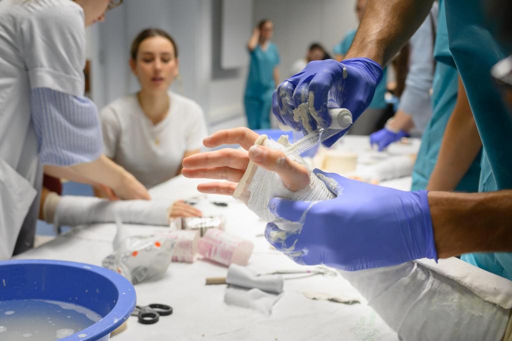 simclinicbcn's tweet image. 🎉 Èxit del Taller de Sutures i Guixos R1! 🩹🦴
​Els nostres #residents (COT, MF, Reha, Maxil·lo) han perfeccionat tècniques de sutura i aplicació de guixos. Una #formació pràctica clau per a la seguretat i qualitat assistencial dels nostres pacients.
​#SimClínic #SomClínic