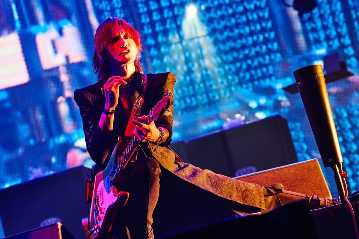 SUGIZOofficial's tweet image. 尽未来祭。
最高のフェスだった。この友情に心から感謝。

魂の同志BRAHMAN、全てのスタッフ及び関係者の皆様、そして素晴らしいオーディエンスのみんな、本当にありがとう。
BRAHMANファンのみんな、最高にカッコよかった。。。…