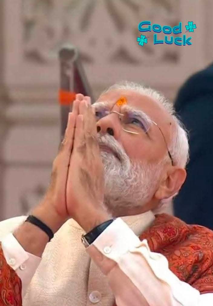 iPiyushSingh's tweet photo. ध्वज नहीं… पाँच सौ वर्षों की वेदना, विजय और वंदना की अखंड गर्जना है यह।

पाँच सौ वर्षों का तप,
पाँच सौ वर्षों का संघर्ष,
पाँच सौ वर्षों का प्रतीक्षा-व्रत—
आख़िरकार आज उस पवित्र क्षण में बदल गया,
जिसे हर सनातनी अपनी अंतिम साँस तक याद रखेगा।

आज जब मंदिर की चोटी पर भगवा ध्वज हवा को चीरते हुए लहरा रहा है,
तो ऐसा लगता है मानो स्वयं इतिहास, स्वयं धर्म, स्वयं मातृभूमि
आकाश के द्वार से झुककर कह रही हो—
“देखो, सत्य लौट आया… और अब यह सदैव अमर रहेगा।”

यह केवल कपड़ा नहीं,
यह रेशों में गुँथा वह साहस है
जो बच्चों की आँखों में चमक बनकर उगा,
माताओं की प्रार्थनाओं में पला,
और संतों, वीरों, करसेवकों और करोड़ों सनातनियों के आँसुओं में तपकर
आज के इस महा-क्षण का रूप बना।

इस ध्वज की हर लहर में वह पुकार है
जो सदियों से इस धरती पर गूँजती आई—
“धर्मो रक्षति रक्षितः।”
जो धर्म की रक्षा करता है,
धर्म उसकी रक्षा करता है।

आज जब यह ध्वज ऊँचा उठता है,
तो केवल मंदिर के शिखर को नहीं छूता—
हर हिंदू के मन की ऊँचाई को भी छू लेता है।
मानो कह रहा हो—
“अब तुम्हारी पहचान छिपी नहीं… गर्व से जगमगा रही है।”

यह ध्वज उन पूर्वजों को नमन है
जिन्होंने घाव खाए,
अपमान झेले,
लेकिन विश्वास नहीं छोड़ा।
यह उन शहीदों का प्रणाम है
जिन्होंने मिट्टी में मिलकर भी
राम के नाम को चमकाया।
यह उन करोड़ों विश्वासियों की जीत है
जिन्होंने अंधकार में भी उम्मीद की लौ जलाए रखी।

आज सिर्फ़ पताका नहीं फहरा रही—
राम युग की पुनःस्थापना का उद्घोष फहरा रहा है।
आज सिर्फ़ शिखर नहीं चमक रहा—
सनातन की आत्मा उजाला बनकर खड़ी है।
आज सिर्फ़ एक ध्वज नहीं उठ रहा—
भारत का स्वाभिमान, आत्मा और अस्मिता आकाश को स्पर्श कर रही है।

हवा में लहराता यह भगवा
हर हिंदू से कह रहा है—
“अब कभी मत झुकना,
क्योंकि तुम्हारे सिर पर राम का आशीष है,
छाती में राष्ट्र का साहस है,
और रगों में सनातन का शाश्वत प्रवाह है।”

यह ध्वज जीत का प्रतीक है,
लेकिन उससे भी बढ़कर
यह अमरता का संकेत है।
युग बदलते रहेंगे,
समय घूमता रहेगा—
पर यह ध्वज बताता रहेगा कि
सत्य और श्रद्धा को दबाया जा सकता है,
हराया नहीं जा सकता।

और आज—
जब यह ध्वज शिखर पर गर्जना कर रहा है—
तो हर हिंदू के भीतर एक ही भावना उठ रही है:
“राम मंदिर बना है… अब राम राज्य भी लौटेगा।”

जय श्री राम 🙏🚩