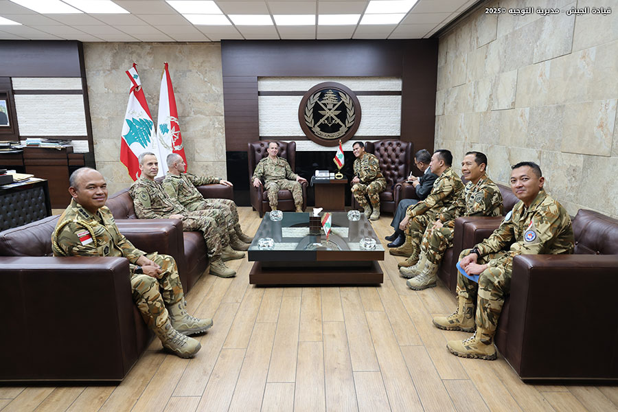 LebarmyOfficial's tweet image. استقبل قائد الجيش العماد رودولف هيكل في مكتبه في اليرزة الأمين العام المساعد للأمم المتحدة لشؤون الشرق الأوسط وآسيا والمحيط الهادئ في إدارة الشؤون السياسية وعمليات السلام خالد خياري، وتناول البحث الأوضاع العامة في لبنان والمنطقة ومرحلة ما بعد اليونيفيل. كما استقبل قائد البحرية…