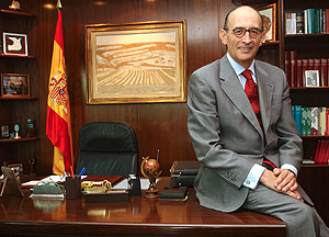 outsidersesp's tweet image. ¿Sabías que.?

... Roberto García-Calvo, declaró cuando dejó su puesto de Gobernador Civil de Almería, en el 77, &quot;me voy a Madrid a combatir el comunismo&quot;.  

Poco antes había protegido a los guardias civiles que asesinaron al  militante de la Joven Guardia Roja, Francisco Javier…