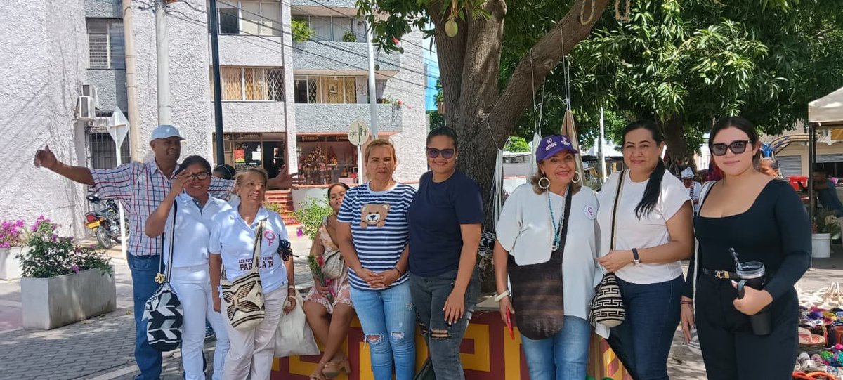 RadNalCo's tweet image. #Regiones 🇨🇴  📻 Radio Nacional de Colombia #Valledupar (97.7 FM) acompaña las actividades lideradas por colectivos de mujeres en el Parque de Las Madres, en el Centro Histórico de la ciudad.

🕊️ Con un plantón y representaciones artísticas, las mujeres rechazan todo tipo de