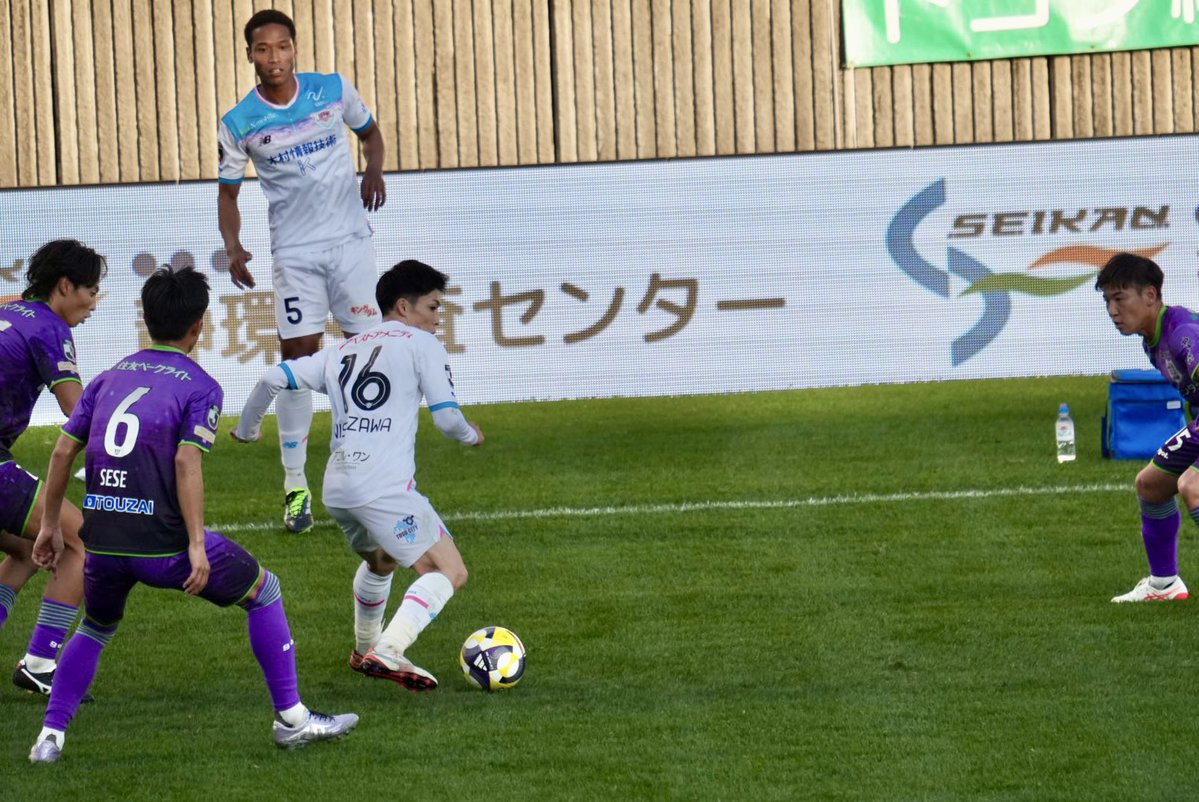 voissdefor1's tweet image. MF16  西澤 健太 選手 ③
J2第37節 2025.11.23  vs藤枝MYFC
試合終了時はJ1昇格の望みが絶たれて渋い顔をしていたけど、エスパルスサポーターに微笑んで手を振ってたからほっとした。
磐田戦が残っているからここで凹んでしまったら困るもんね。
#西澤健太
#サガン鳥栖
#spulse
#藤枝鳥栖 
#J撮り