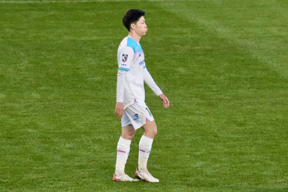 voissdefor1's tweet image. MF16  西澤 健太 選手 ③
J2第37節 2025.11.23  vs藤枝MYFC
試合終了時はJ1昇格の望みが絶たれて渋い顔をしていたけど、エスパルスサポーターに微笑んで手を振ってたからほっとした。
磐田戦が残っているからここで凹んでしまったら困るもんね。
#西澤健太
#サガン鳥栖
#spulse
#藤枝鳥栖 
#J撮り