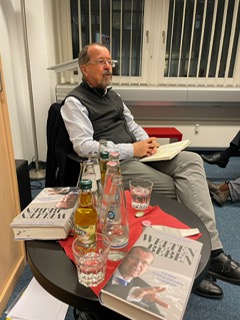 Rezension zum Buch #Weltenbeben in der Süddeutschen Zeitung:
"Koblers Buch enthält viele weitere Ideen, Visionen und Geschichten aus der internationalen Politik, aus Libyen und Ruanda, aus Afghanistan und Pakistan. Es endet nicht in Resignation"