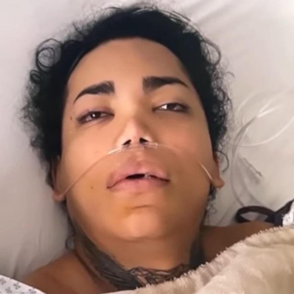 LaWendyGuevara's tweet image. mi amiga y yo después de aprovechar el 2x1 en lipos: