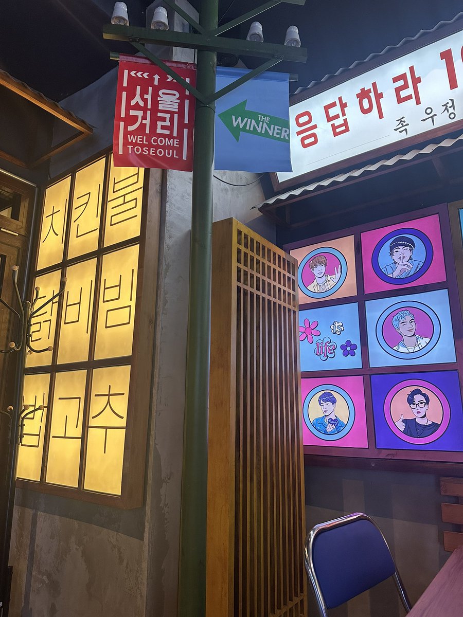 hellowodeng's tweet image. 샬로텐에 한식당 새로생겼길래... 인테리어보고 누가봐도 한국인이 하는곳이군. 하며 치킨 픽업 하러왔는데 ㅆㅂ.. 당했다.. 알바생들이랑 주방도 다 중국인...