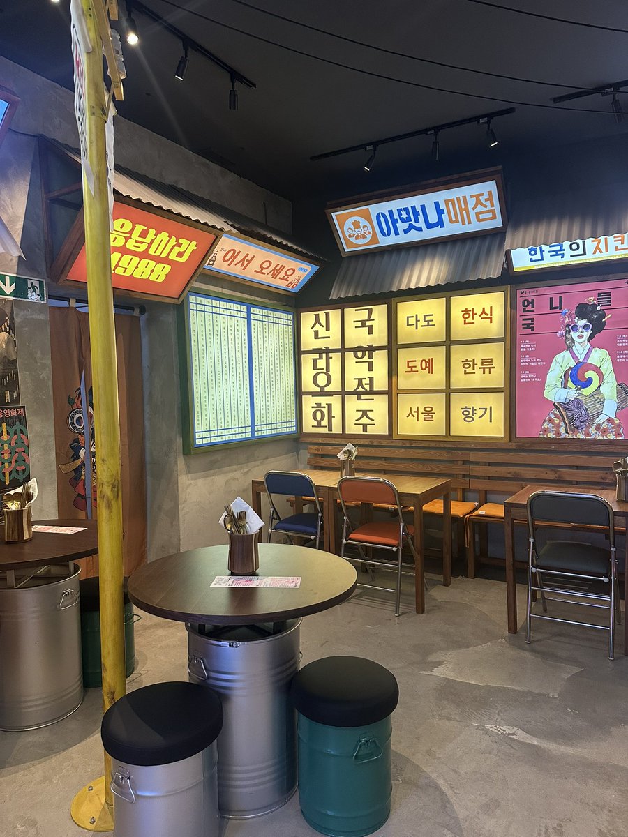hellowodeng's tweet image. 샬로텐에 한식당 새로생겼길래... 인테리어보고 누가봐도 한국인이 하는곳이군. 하며 치킨 픽업 하러왔는데 ㅆㅂ.. 당했다.. 알바생들이랑 주방도 다 중국인...