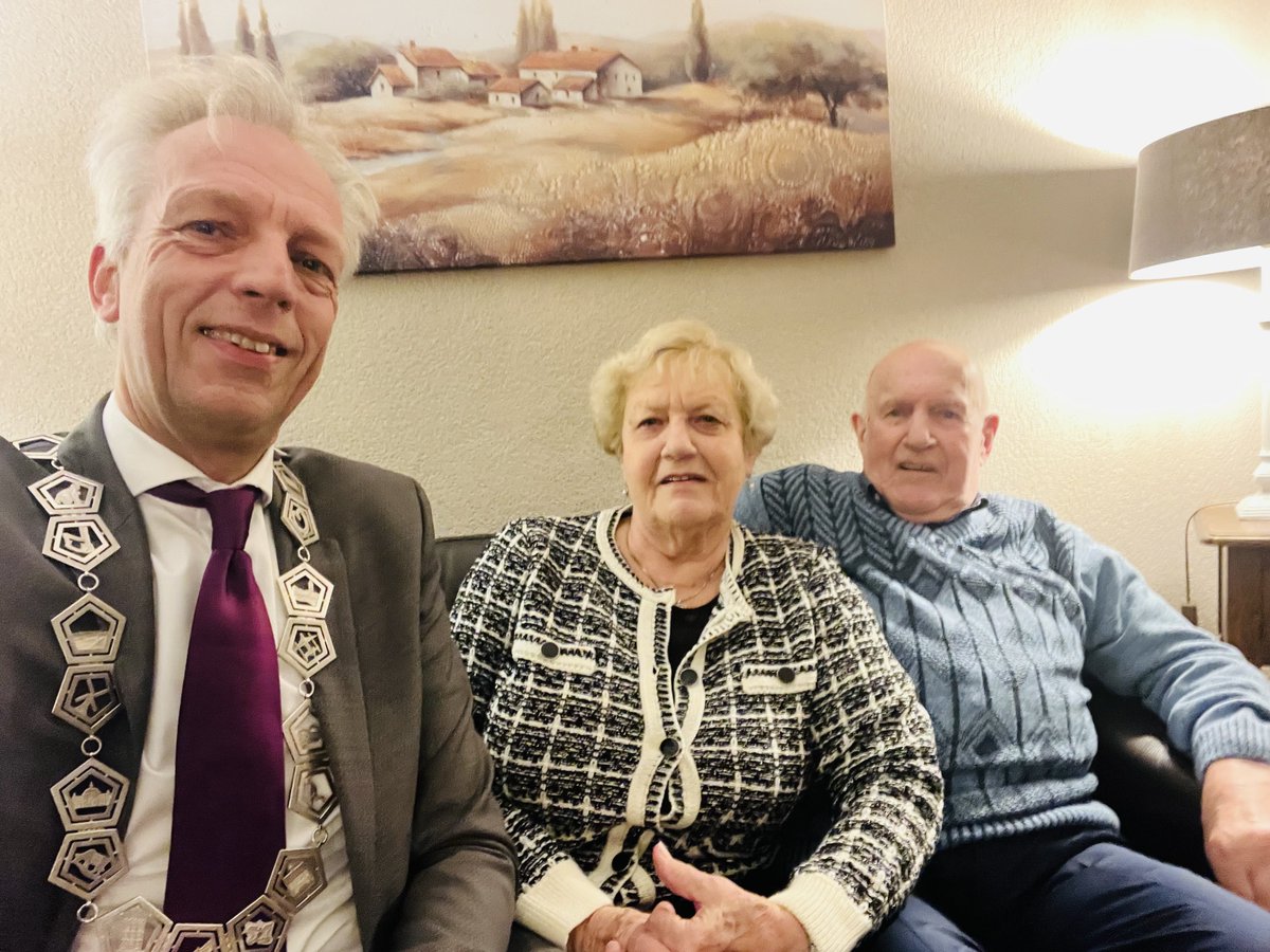 Op bezoek bij meneer en mevrouw Van Wijk in Zijderveld. Ze zijn 60 jaar getrouwd. 
Al die jaren lief en ook leed met elkaar gedeeld. En dankbaar dat ze dit met elkaar mogen vieren. 
Van harte gefeliciteerd!