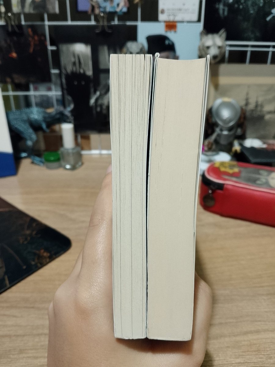 İnanmayacaksınız ama biri 2020 diğeri 2025 baskısı olan bu kitaplar arasındaki sayfa sayısı farkı 10 bile değil. Üretim pahalı diyerek fiyatları uçurmayı biliyorlar ama okuyucunun eline geçen kitapların kalitesi günden güne dibe vuruyor 🤮
