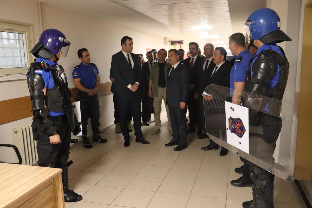 Ceza infaz kurumlarının yükünü omuzlayan
İnfaz ve Koruma Memurları,
kamu güvenliği zincirinin en kritik halkalarından biri olarak
3600 Ek Gösterge düzenlemesinde hak ettikleri karşılığı bekliyor.

#İnfazKoruma3600İstiyor