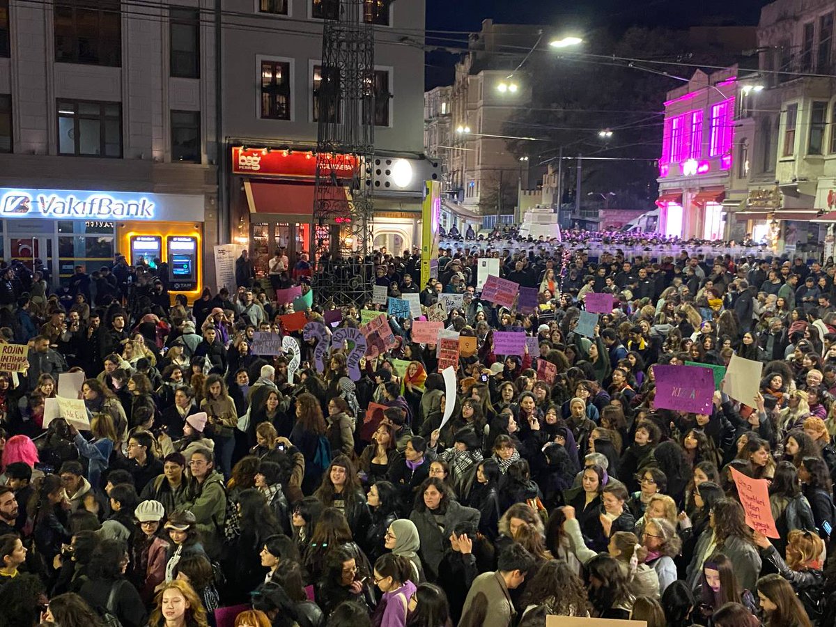 🟣 Bütün yasaklamalara rağmen Taksim Tünel'den haykırıyoruz: Asla Yalnız Yürümeyeceksin!
#25Kasım