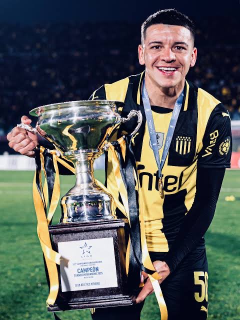 PromesasCeleste's tweet image. Diego García es condenado a prisión de 6 años y 8 meses por abuso sexual con acceso carnal. 

Lo dijimos antes, lo repetimos hoy, el fútbol no puede tapar todo. El mensaje institucional de Peñarol y de Diego Aguirre fue una vergüenza para toda la sociedad.