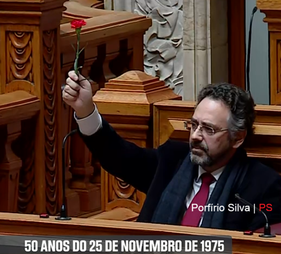 Fascistas, xenófobos, racistas e misóginos odeiam cravos vermelhos como o diabo odeia a cruz.