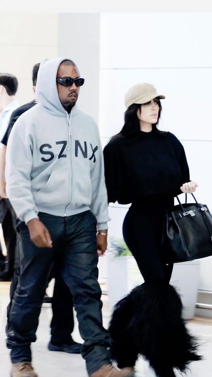 treluvsit's tweet image. Bianca Censori Airport Fashion 

#yeezy #ye #fashion #aviationfashion