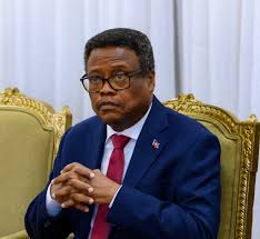 RTmonopole's tweet photo. Fritz Alphonse Jean, un haut fonctionnaire haïtien, est désormais sanctionné par les États-Unis pour son soutien présumé aux gangs en Haïti. Le Département d'État américain a publié un communiqué lundi l'accusant de favoriser l'action de ces groupes criminels. En conséquence, son visa américain a été révoqué. Cette sanction intervient dans un contexte politique tendu, où les Conseillers-Présidents tentent de nommer un nouveau Premier ministre pour remplacer Alix Didier Fils-Aimé. Ce dernier est en conflit ouvert avec Fritz Alphonse Jean, qui aurait à plusieurs reprises tenté de l'évincer du pouvoir.