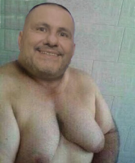 ASÍ ES CÓMO DOÑA CLEMBUTEROL <a href="/DavidPramo2/">Padre del Análisis Superior</a> MANTIENE EN BUENAS CONDICIONES A <a href="/CiroGomezL/">Ciro Gómez Leyva</a>  , LE DA SU RACIÓN DE LACTOSA!!!