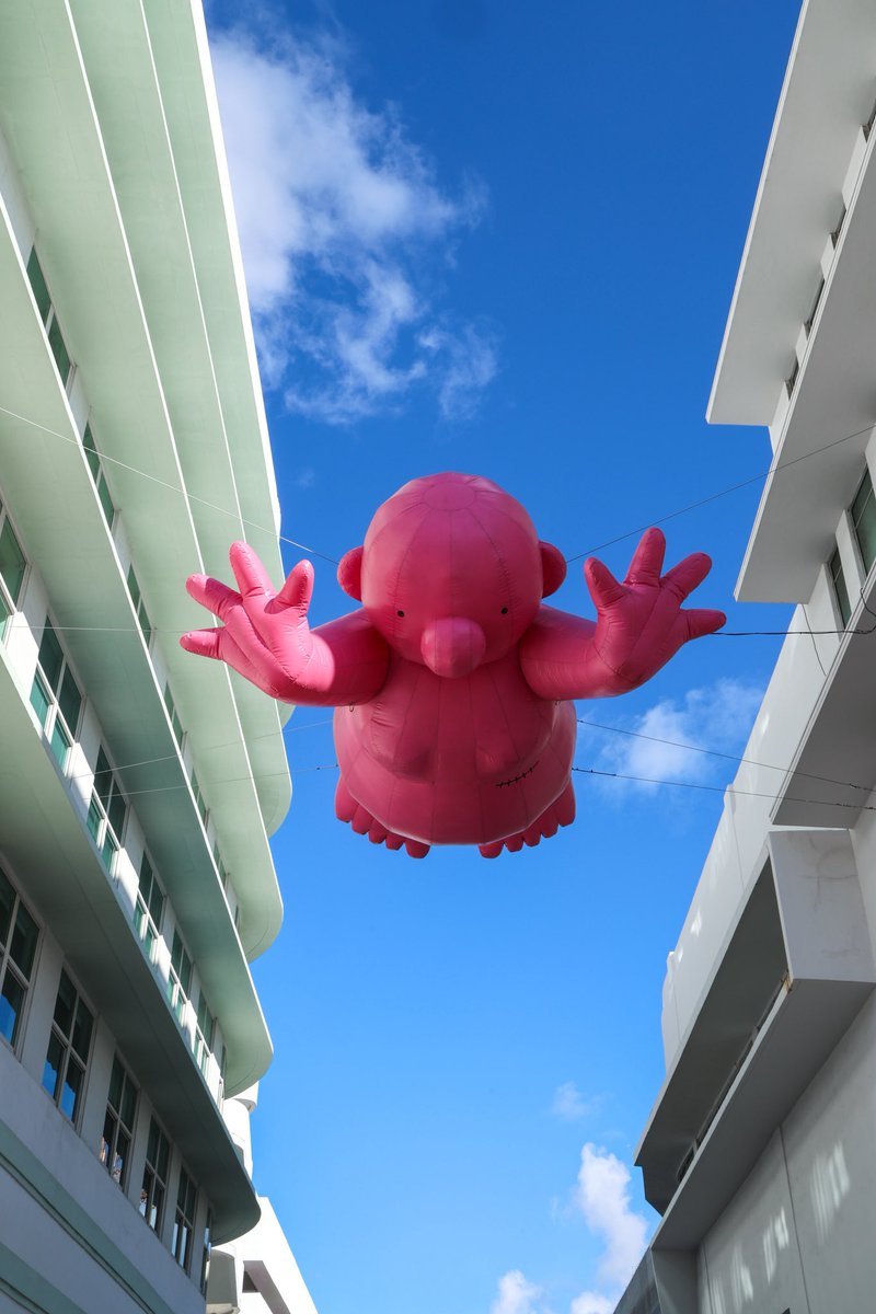 Have you spotted Mr. Pink hanging out #onLincoln? 💗 French artist