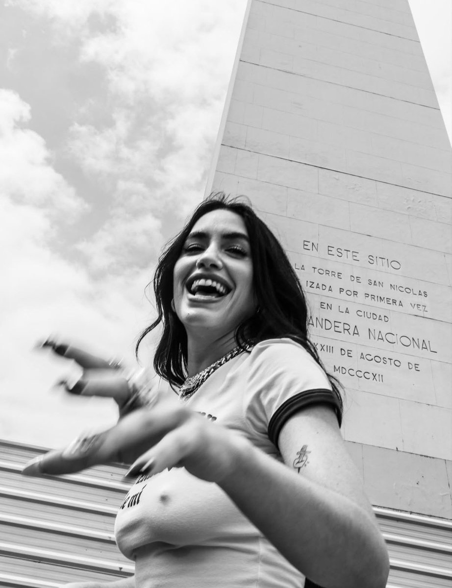 monumento historico y atras el obelisco