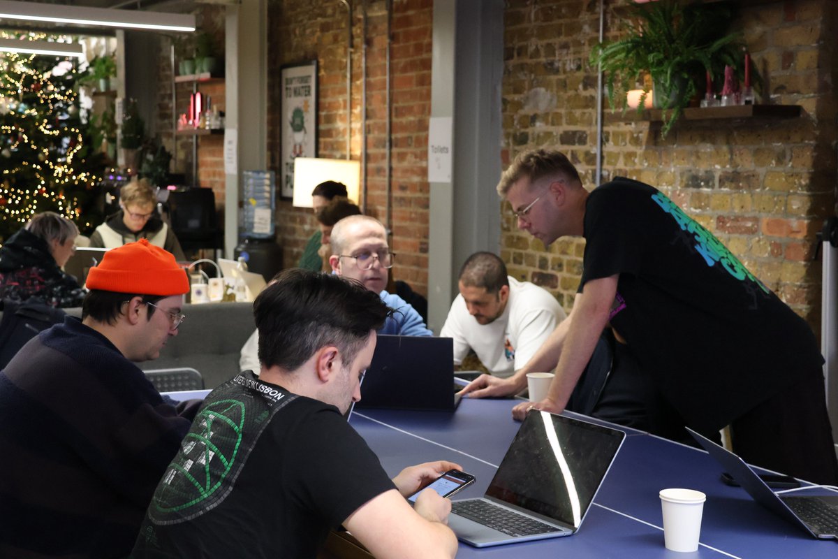 StoryEcosystem's tweet image. Scenes from our IRL meetup with @Livepeer and @encodeclub in London 🇬🇧

Shoutout to Jamie (Sound of Fractures), whose workshop on creative video AI proved that intention cuts through noise.

The real advantage in a world of infinite content.